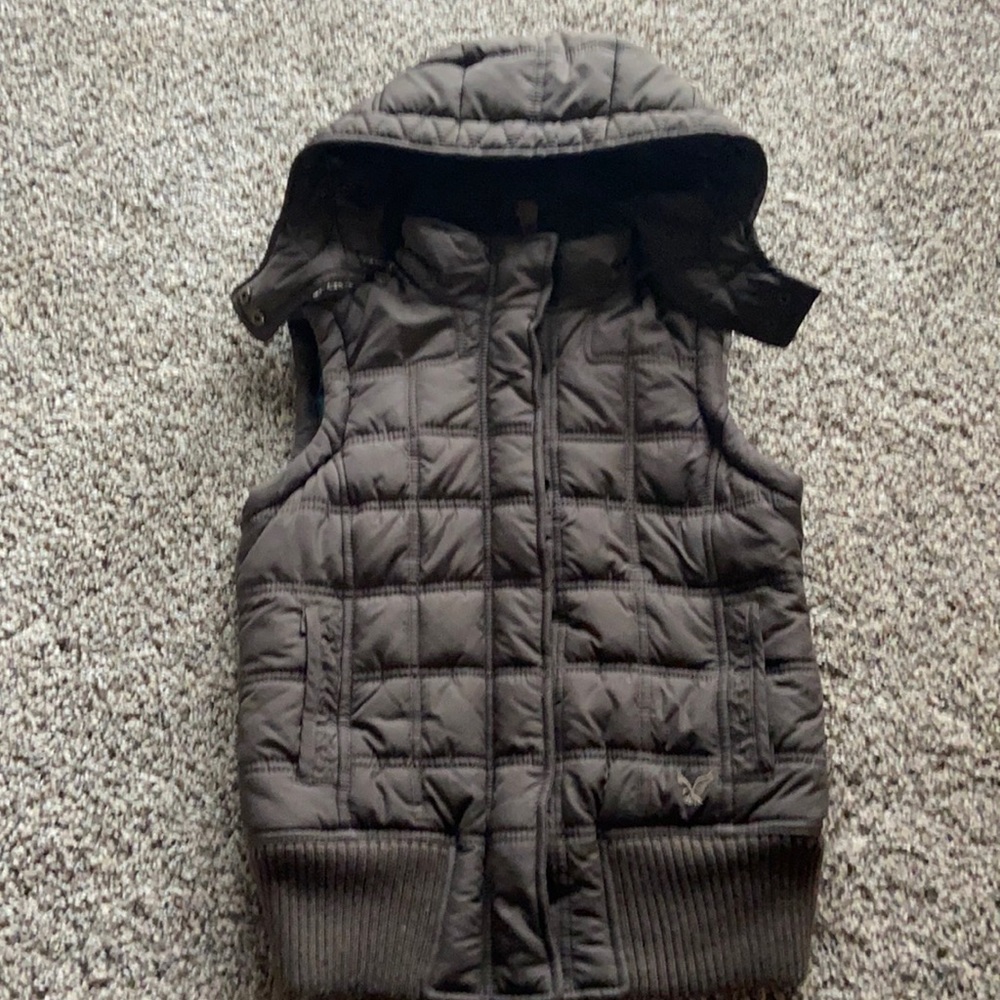 AEO,Puffer vest with detachable hood. Excellent used condition, size extra small